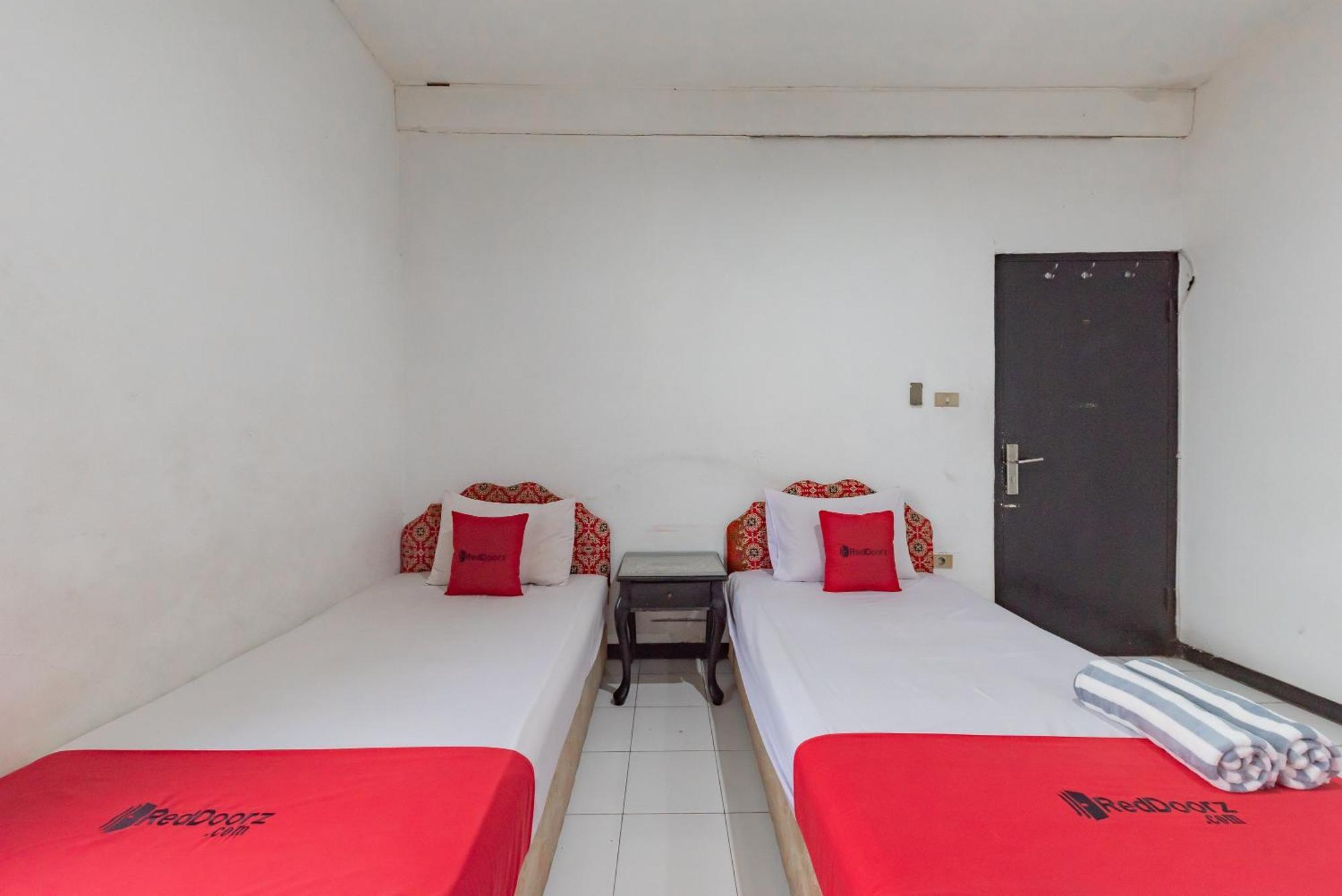 Reddoorz Near Taman Kota Lapang Merdeka Sukabumi Ngoại thất bức ảnh