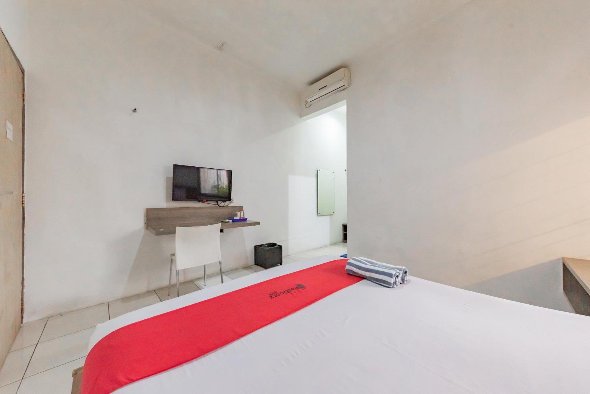 Reddoorz Near Taman Kota Lapang Merdeka Sukabumi Ngoại thất bức ảnh