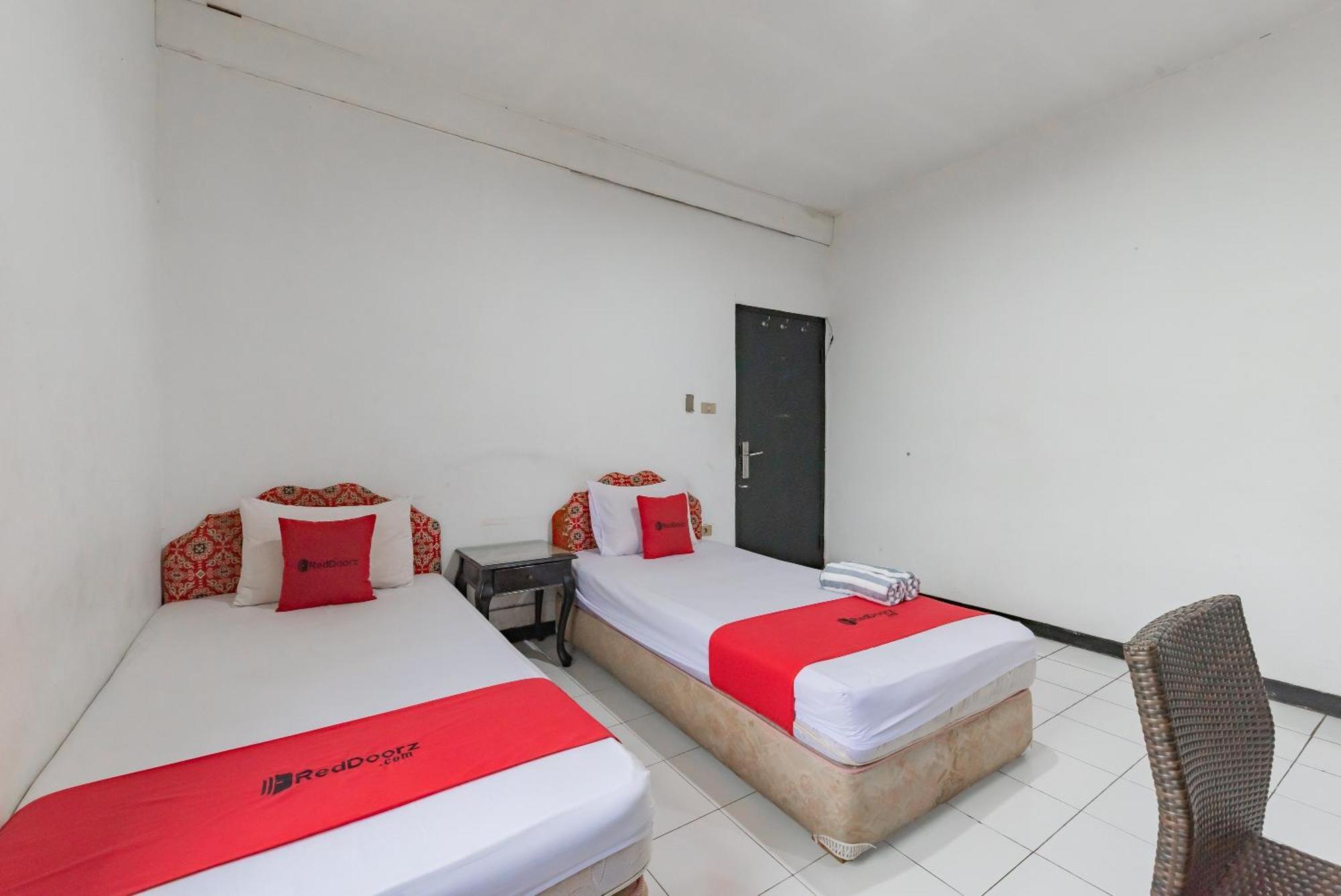 Reddoorz Near Taman Kota Lapang Merdeka Sukabumi Ngoại thất bức ảnh