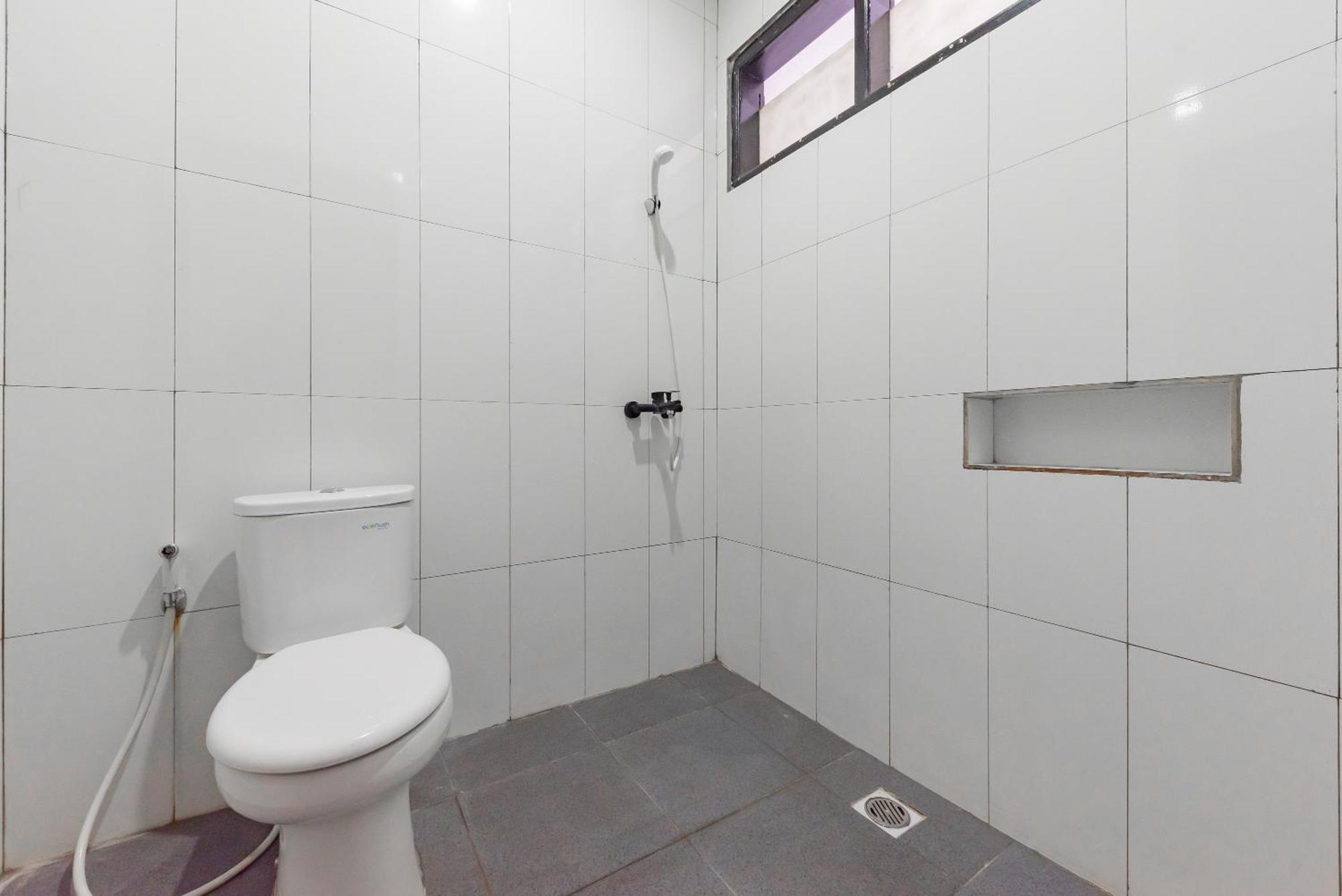 Reddoorz Near Taman Kota Lapang Merdeka Sukabumi Ngoại thất bức ảnh