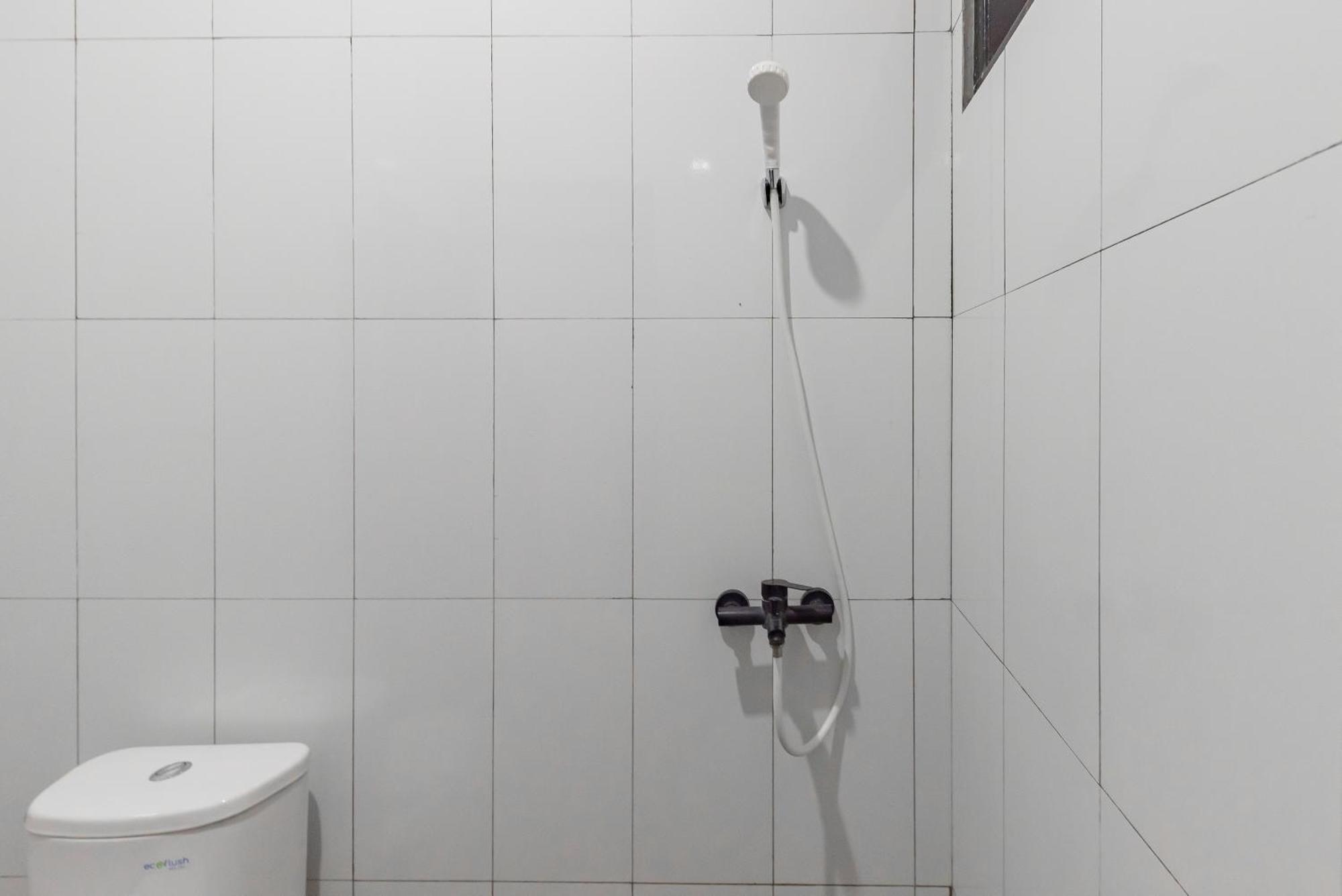 Reddoorz Near Taman Kota Lapang Merdeka Sukabumi Ngoại thất bức ảnh