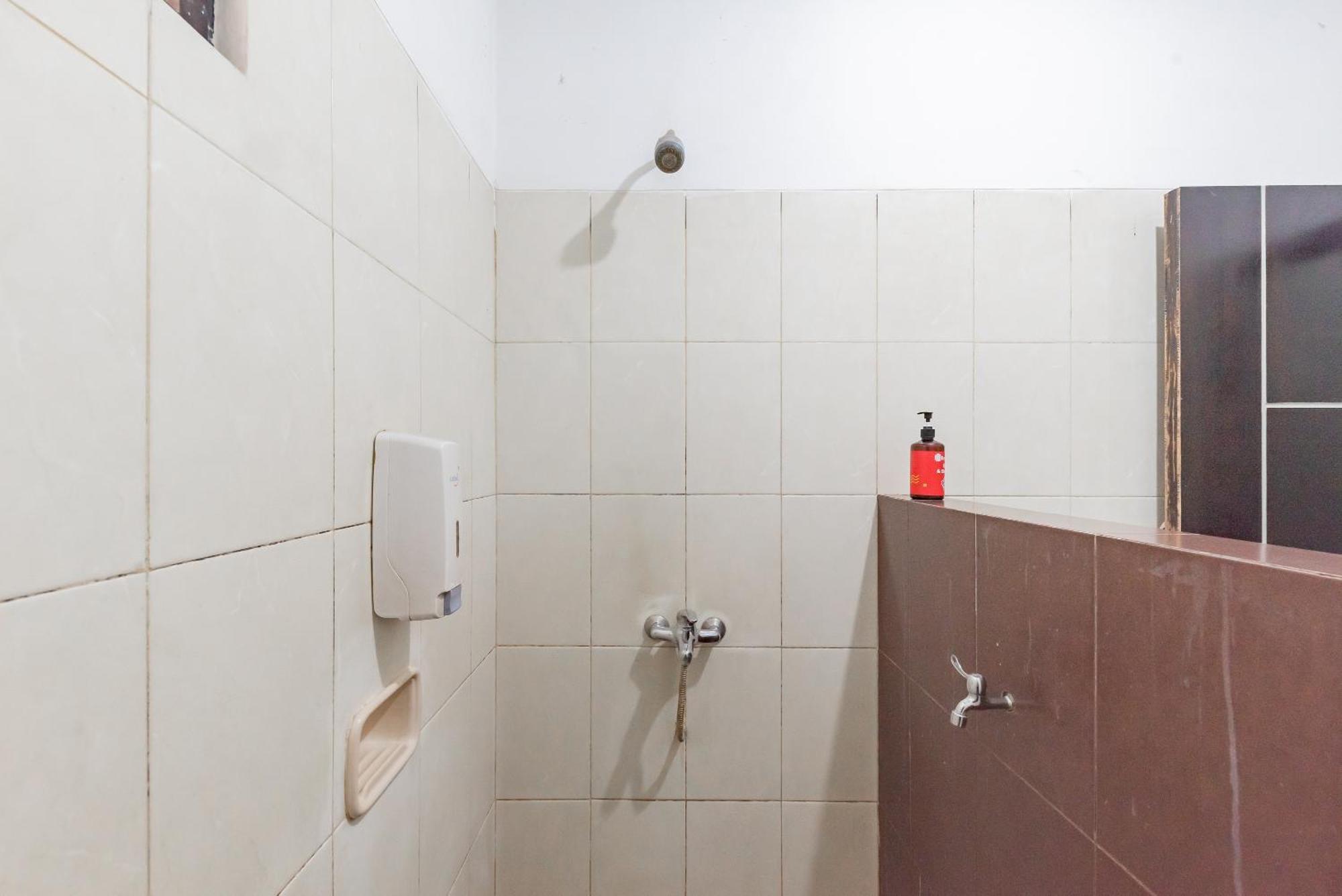 Reddoorz Near Taman Kota Lapang Merdeka Sukabumi Ngoại thất bức ảnh