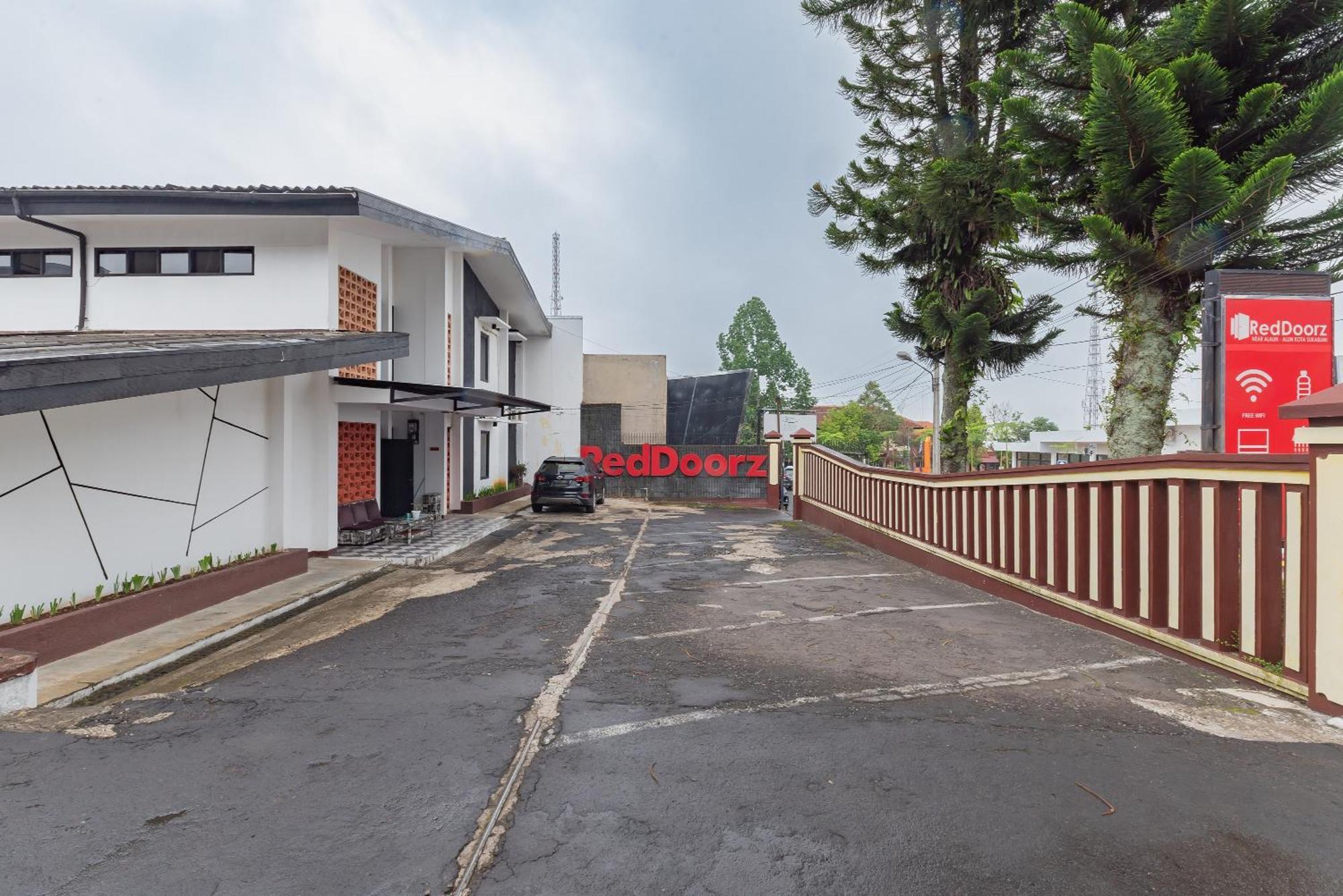 Reddoorz Near Taman Kota Lapang Merdeka Sukabumi Ngoại thất bức ảnh