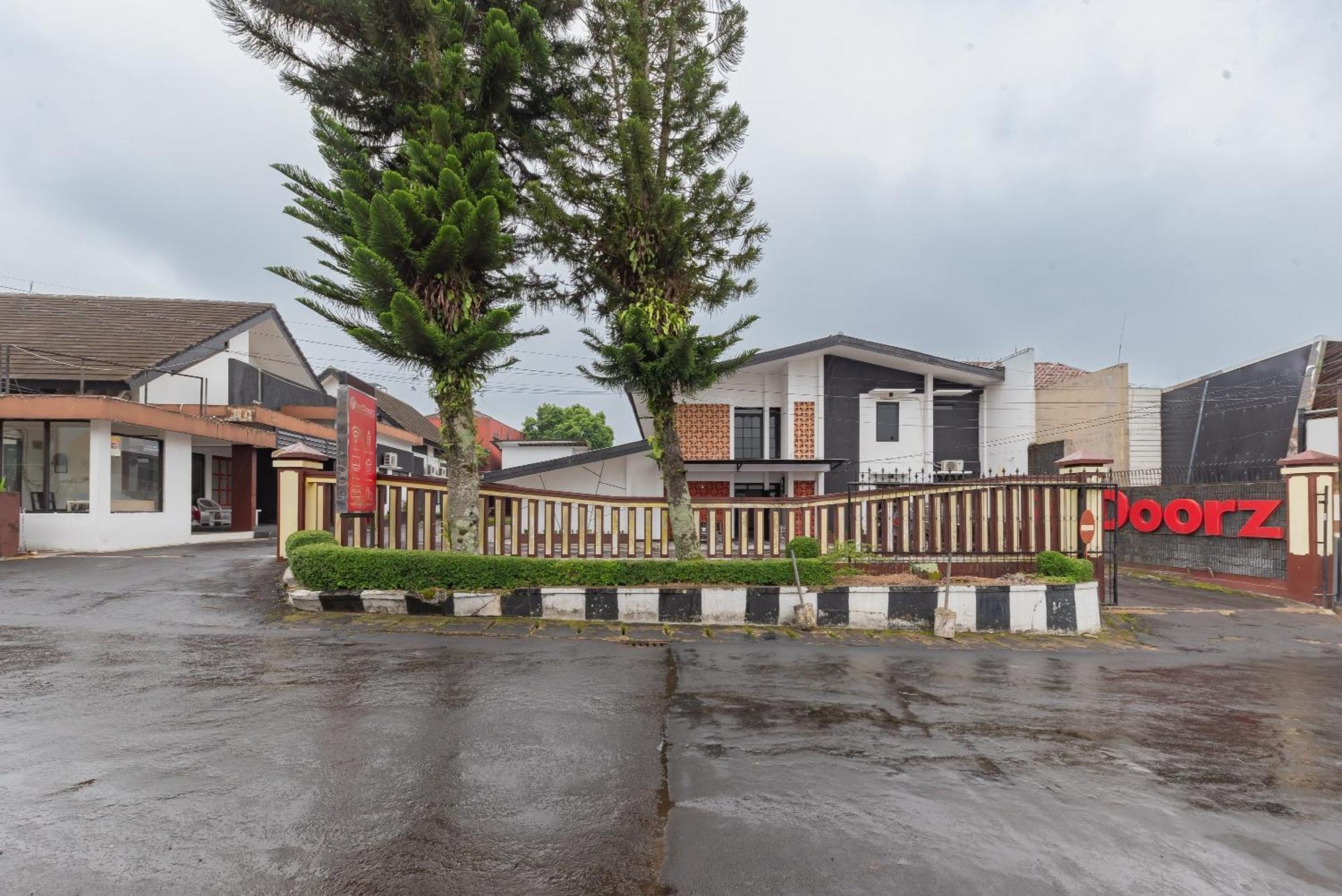 Reddoorz Near Taman Kota Lapang Merdeka Sukabumi Ngoại thất bức ảnh