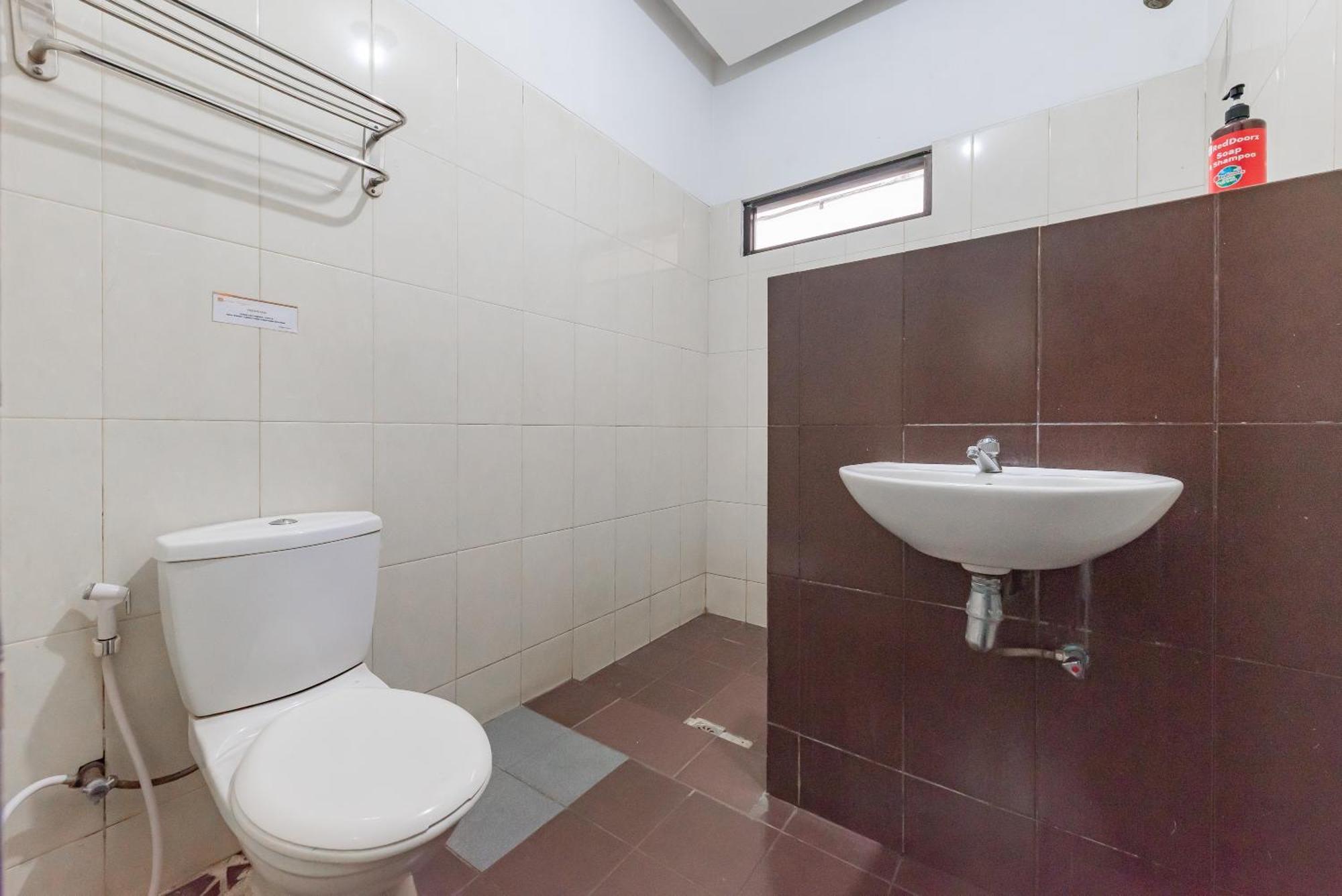 Reddoorz Near Taman Kota Lapang Merdeka Sukabumi Ngoại thất bức ảnh