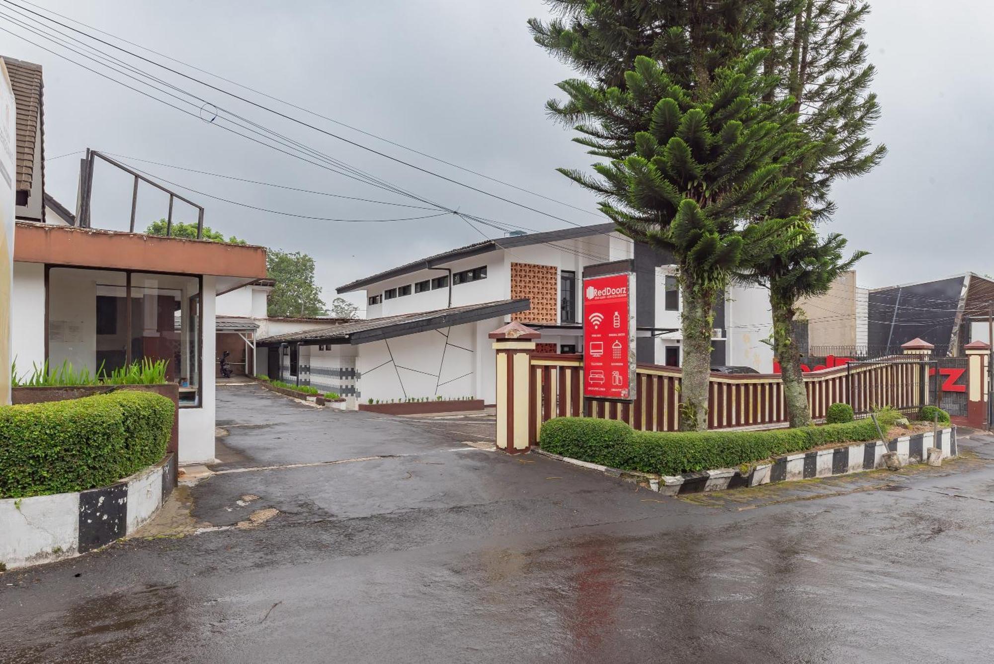 Reddoorz Near Taman Kota Lapang Merdeka Sukabumi Ngoại thất bức ảnh